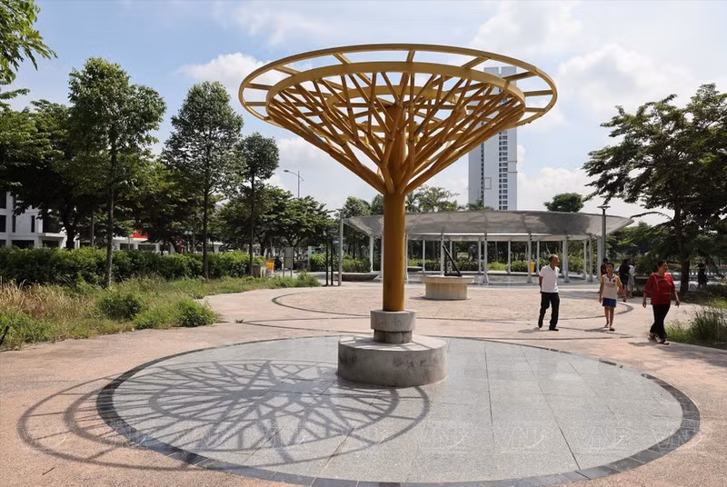 Los turistas visitan y exploran el Parque Astronómico.