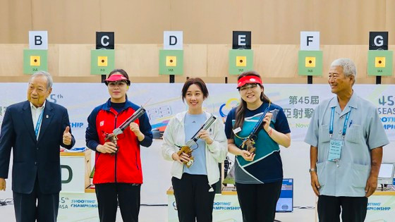 La medallista vietnamita Trinh Thu Vinh (de chaqueta roja). (Fotografía: sggp.org.vn)