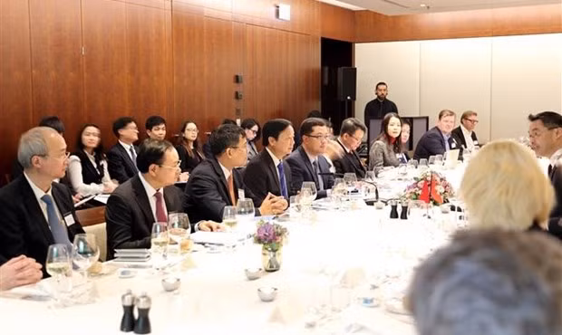 El vicepremier Tran Hong Ha en la sesión de trabajo con los inversores. (Fotografía: VNA)