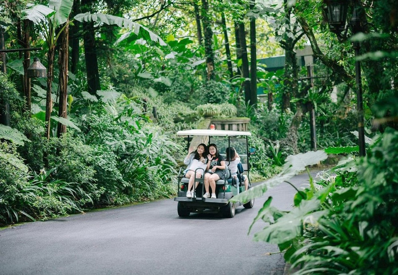 Los turistas disfrutan de actividades turísticas durante su estancia en el resort Meliá Ba Vi. (Fotografía: hanoimoi.com.vn)