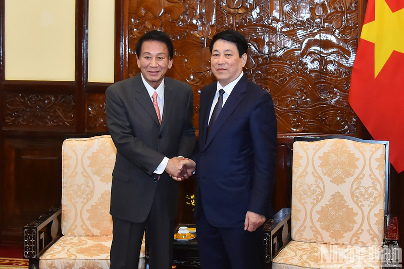 El presidente de Vietnam, Luong Cuong (derecha), recibe a Sugi Ryotaro, exembajador especial de las relaciones Vietnam-Japón. (Fotografía: Nhan Dan)