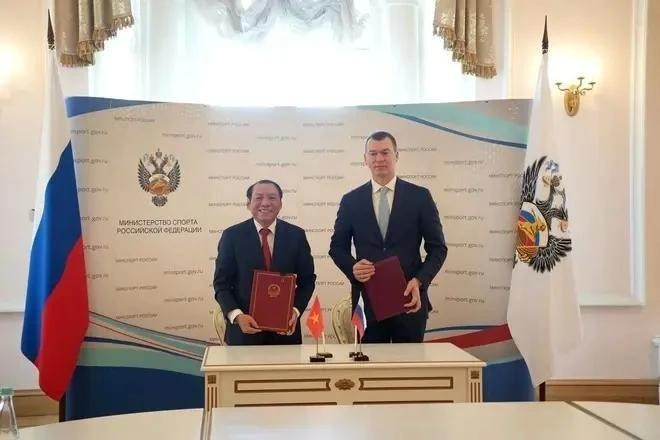 El ministro vietnamita de Cultura, Deportes y Turismo, Nguyen Van Hung (izquierda), y el ministro ruso de Deportes, Mijaíl Vladimirovich Degtyarev, firman un memorando de entendimiento sobre cooperación en el deporte durante su reunión en Moscú. (Fotografía: VNA)