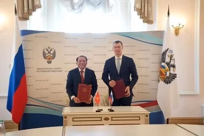 El ministro vietnamita de Cultura, Deportes y Turismo, Nguyen Van Hung (izquierda), y el ministro ruso de Deportes, Mijaíl Vladimirovich Degtyarev, firman un memorando de entendimiento sobre cooperación en el deporte durante su reunión en Moscú. (Fotografía: VNA)