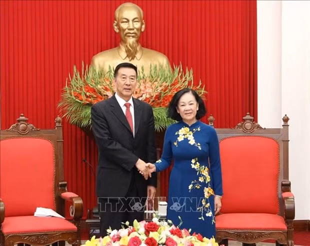 La miembro del Buró Político y permanente del Secretariado del Comité Central del Partido Comunista de Vietnam y jefa de su Comisión de Organización, Truong Thi Mai, recibe al miembro del Comité Central del Partido Comunista de China y vicepresidente de la CCPPCh, Wang Yong. (Fotografía: VNA)