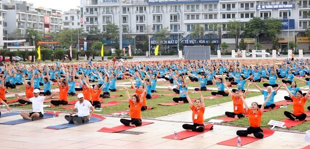 Casi dos mil personas practicarán yoga en la provincia de Quang Ninh. (Fotografía: VNA)