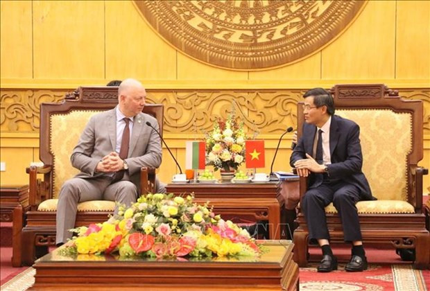 El secretario del Comité del Partido Comunista de Vietnam en Ninh Binh, Doan Minh Huan (derecha), recibe al presidente de la Asamblea Nacional de Bulgaria, Rossen Dimitrov Jeliazkov. (Fotografía: VNA)