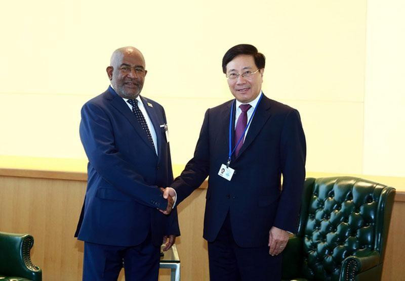 El vice primer ministro vietnamita Pham Binh Minh (derecha) y el presidente de las Comoras, Azali Assoumani. (Fotografía: VGP)