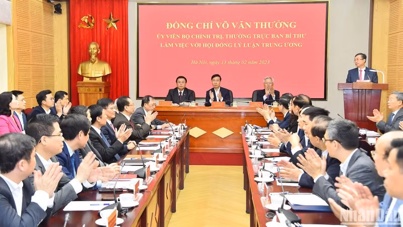 Panorama de la reunión, a la cual asisten otros miembros del Comité Central del PCV, delegados de los ministerios, sectores e instituciones centrales, así como científicos e integrantes de dicho consejo.
