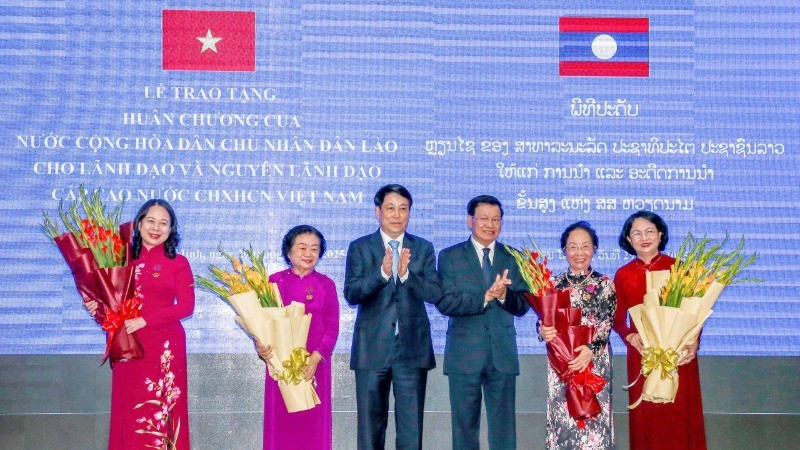 El presidente vietnamita, Luong Cuong, y el secretario general del Partido Popular Revolucionario y presidente de Laos, Thongloun Sisoulith, felicitan a la vicepresidenta Vo Thi Anh Xuan y a las ex subjefas de Estado Truong My Hoa, Nguyen Thi Doan y Dang Thi Ngoc Thinh. (Fotografía: Nhan Dan)