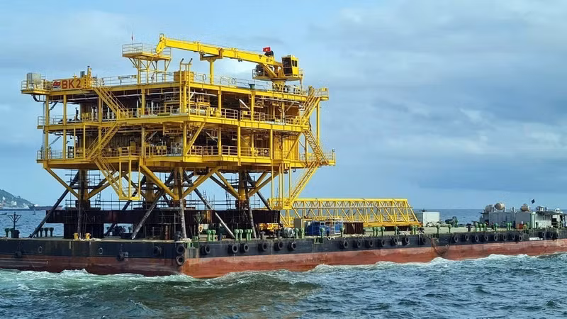 El bloque superior de la plataforma BK-23 es trasladado para su instalación en el mar. El bloque superior de la plataforma BK-23 es trasladado para su instalación en el mar.