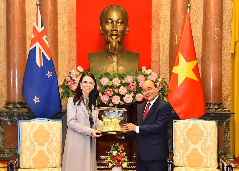 Entrega de un regalo de recuerdo a la visitante.