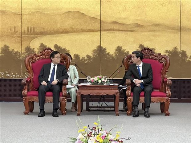El vicepresidente del Comité Popular de la ciudad de Da Nang Tran Chi Cuong y Song Junji, vicepresidente de la provincia china de Shandong. (Fotografía: VNA)