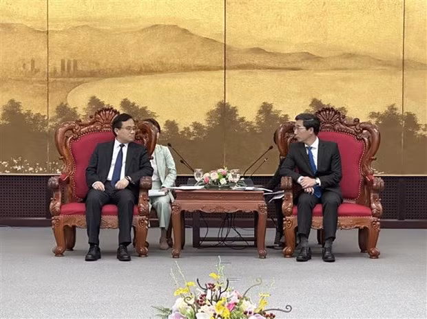 El vicepresidente del Comité Popular de la ciudad de Da Nang Tran Chi Cuong y Song Junji, vicepresidente de la provincia china de Shandong. (Fotografía: VNA)