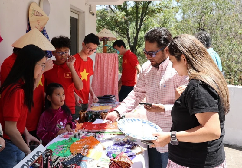 Los visitantes muestran interés en los productos artesanales de Vietnam. (Fotografía: VNA)