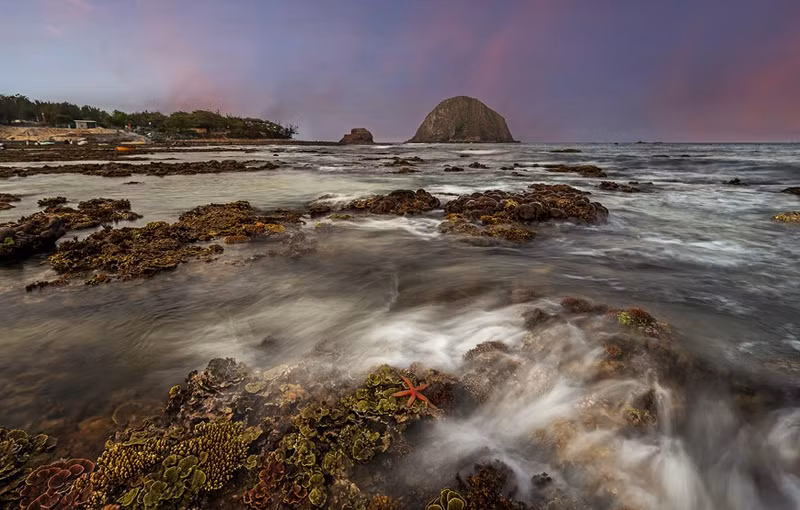 Puesta de sol en la isla de Hon Yen, en la central provincia vietnamita de Phu Yen. Puesta de sol en la isla de Hon Yen, en la central provincia vietnamita de Phu Yen.