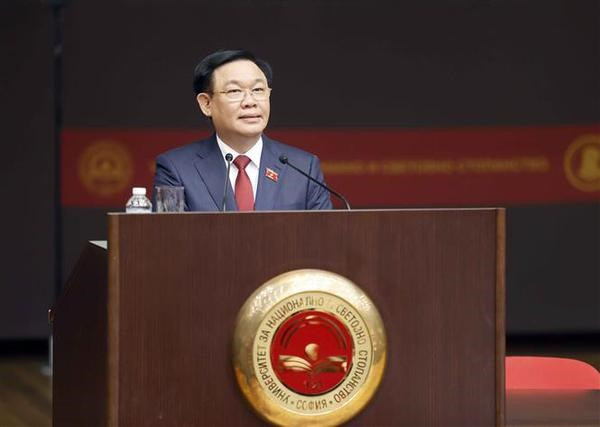 El presidente de la Asamblea Nacional de Vietnam, Vuong Dinh Hue, en la Universidad de Economía Internacional y Nacional de Bulgaria. (Fotografía: VNA)