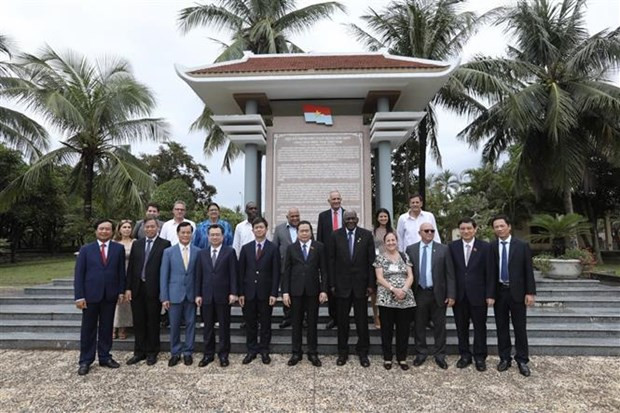 El vicepresidente permanente de la Asamblea Nacional de Vietnam, Tran Thanh Man; el presidente de la la Asamblea Nacional del Poder Popular de Cuba, Esteban Lazo Hernández, y delegados de ambos países visitaron el sitio de las reliquias del Gobierno Revolucionario Provisional de la República de Vietnam del Sur. (Fotografía: VNA)