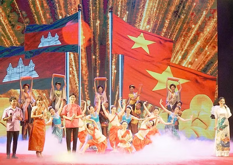 Programa artístico por el 55 aniversario de las relaciones diplomáticas Vietnam-Camboya. (Fotografía: Nhan Dan)