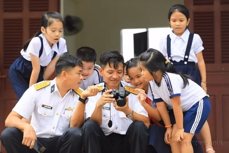 La relación militar-civil entre oficiales de la Región Naval 4 y estudiantes en la isla de Sinh Ton.