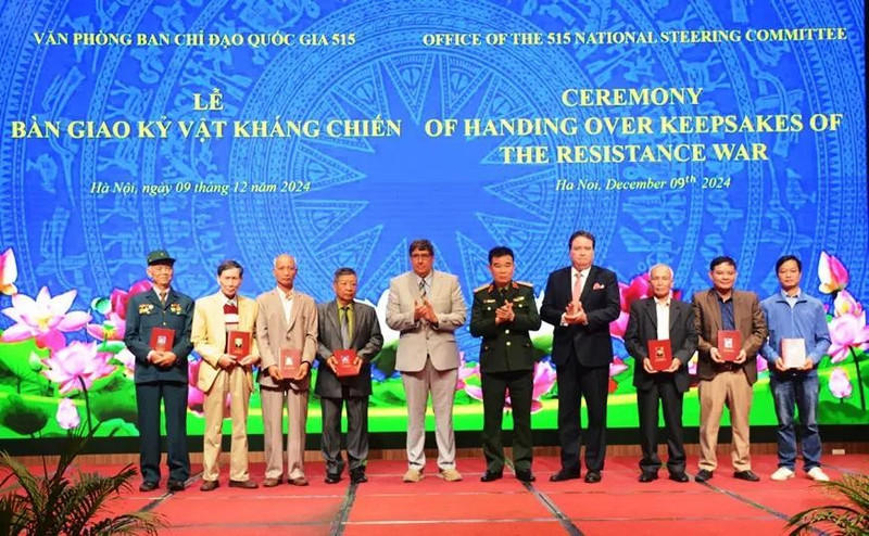 Entrega de objetos de mártires y veteranos vietnamitas proporcionados por EE. UU. (Fotografía: qdnd.vn)