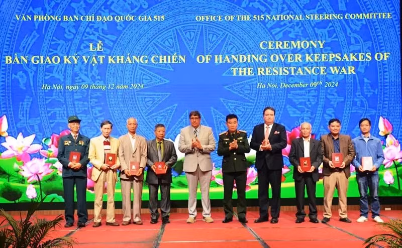 Entrega de objetos de mártires y veteranos vietnamitas proporcionados por EE. UU. (Fotografía: qdnd.vn)