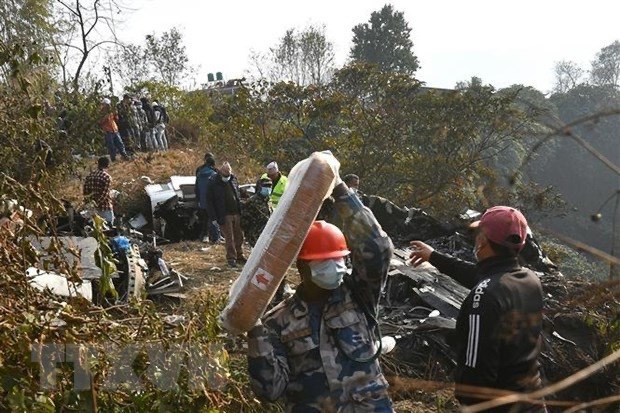 La fuerza socorrista trabaja en el escenario del accidente. (Fotografía: AFP/VNA)