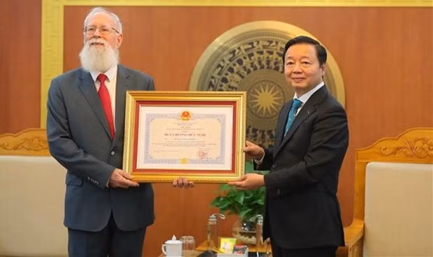 El vicepremier vietnamita Tran Hong Ha entrega la Medalla de Amistad al asesor de Políticas del Ministerio de Recursos Naturales y Medio Ambiente de Vietnam, Michael Parsons. (Fotografía: VNA)