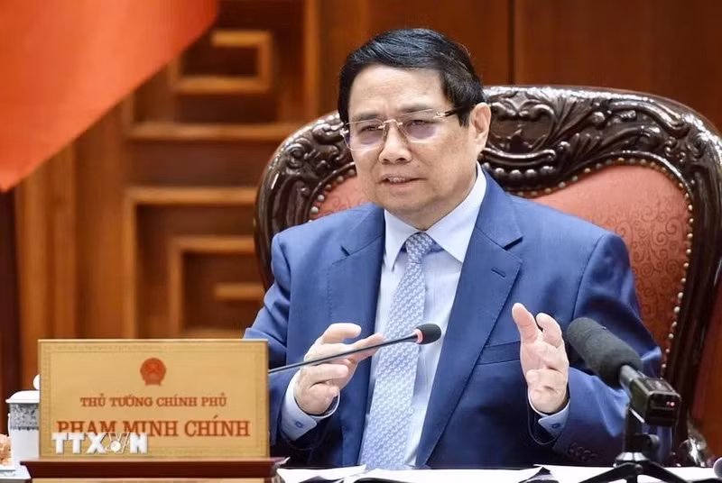 El primer ministro de Vietnam, Pham Minh Chinh, preside una reunión con ministerios y sectores para revisar los preparativos de las negociaciones comerciales con Estados Unidos. (Fotografía: VNA)