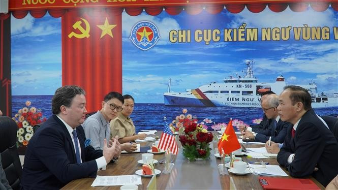 El embajador de Estados Unidos en Vietnam, Marc E. Knapper, se reúne con el viceministro de Agricultura y Desarrollo Rural anfitrión Phung Duc Tien. (Fotografía: VNA)