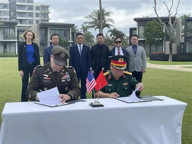 Representantes de Vietnam y Estados Unidos en la ceremonia de entrega de restos de soldados estadounidenses desaparecidos durante la guerra en Vietnam. (Fotografía: VNA)