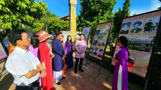 Visitantes a la muestra. (Fotografía: toquoc.vn)