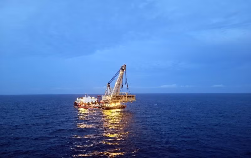 El barco grúa Hoang Sa levanta el bloque superior de la plataforma de perforación BK-23. El barco grúa Hoang Sa levanta el bloque superior de la plataforma de perforación BK-23.