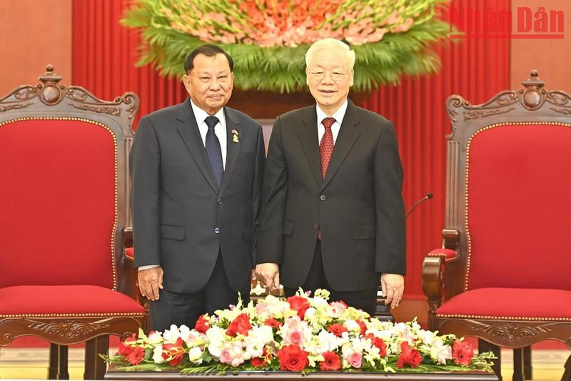 El secretario general del PCV, Nguyen Phu Trong (derecha), y el presidente del Senado de Camboya, Samdech Say Chhum. (Fotografía: Nhan Dan)