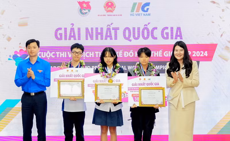 Entregan premios a los estudiantes participantes más destacados en el torneo. (Fotografía: VNA)