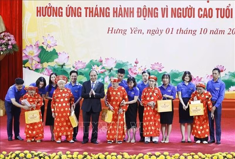 El presidente Nguyen Xuan Phuc entrega obsequios a los ancianos en la ceremonia.