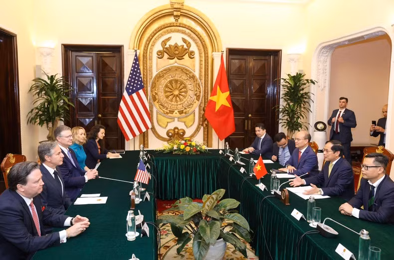 Panorama de la reunión posterior al acto.