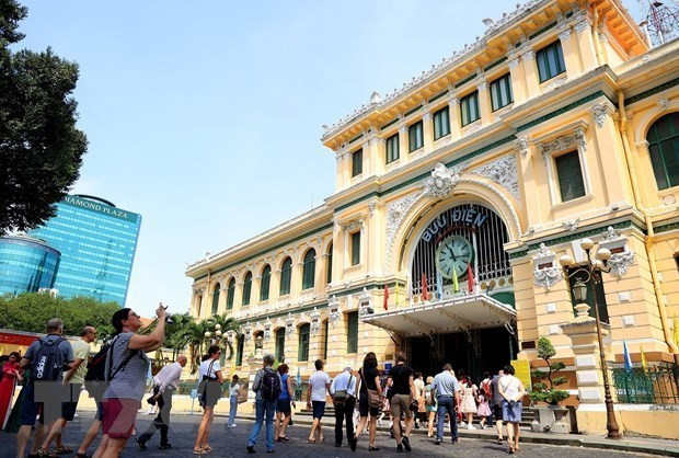 Turistas extranjeros visitan la oficina de correos de Ciudad Ho Chi Minh. (Fotografía: VNA)