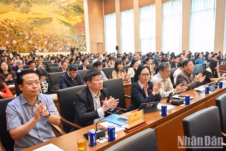 Diputados a tiempo completo asisten a la sesión. Diputados a tiempo completo asisten a la sesión.