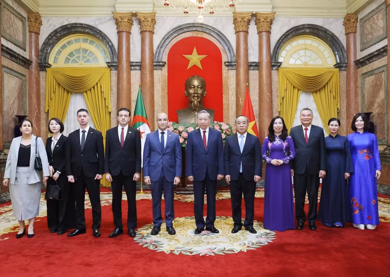 El secretario general del Partido Comunista y presidente de Vietnam, To Lam, y representantes de Argelia. (Fotografía: VNA)