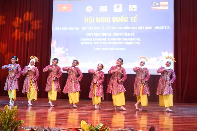 La danza tradicional Tarian Zapin de Malasia en una conferencia internacional sobre intercambio cultural, cooperación económica y conexión de amistad entre Vietnam y Malasia, el 23 de agosto de 2024. (Fotografía: VNA)
