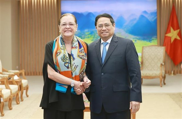 El primer ministro vietnamita, Pham Minh Chinh, y la cancillera salvadoreña, Alexandra Hill Tinoco. (Fotografía: VNA)