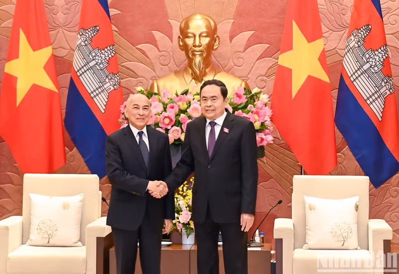El presidente de la Asamblea Nacional de Vietnam, Tran Thanh Man (derecha), y el rey de Camboya, Preah Bat Samdech Preah Boromneat Norodom Sihamoni. (Fotografía: Nhan Dan)