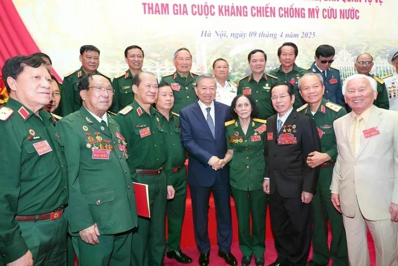 El secretario general del Partido Comunista de Vietnam, To Lam, y los delegados. (Fotografía: VNA)