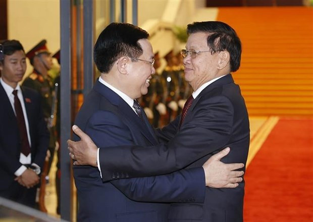 El presidente de la Asamblea Nacional de Vietnam, Vuong Dinh Hue (izquierda), se reúne con el secretario general del PPRL y presidente de Laos, Thongloun Sisoulith. (Fotografía: VNA)