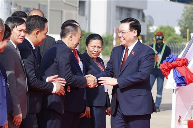 El presidente de la Asamblea Nacional de Vietnam, Vuong Dinh Hue (derecha), en el aeropuerto internacional de Wattay. (Fotografía: VNA)