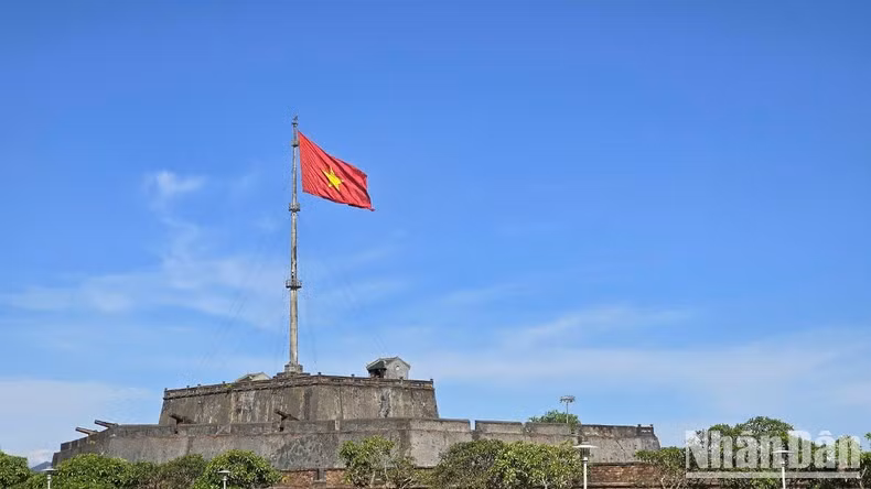 Torre de Bandera en la Ciudadela Imperial de Hue, en la ciudad de Hue, de la provincia central de Thua Thien-Hue. Torre de Bandera en la Ciudadela Imperial de Hue, en la ciudad de Hue, de la provincia central de Thua Thien-Hue.