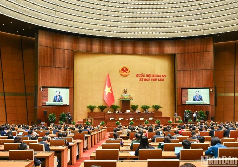 Escena de la sesión vespertina del 30 de noviembre en el marco del octavo período de sesiones de la AN de la XV legislatura. (Fotografía: Duy Linh)