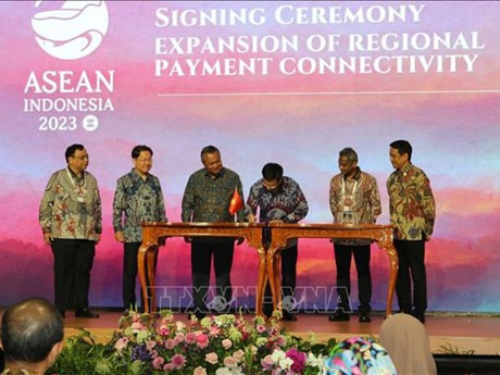 El vicegobernador del Banco Estatal de Vietnam Pham Thanh Ha firmó un Memorando de Entendimiento sobre la cooperación en la conectividad de pagos regionales con los bancos centrales de los cinco países de la Asean. (Fotografía: VNA)