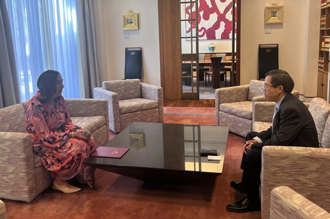 El embajador vietnamita en Australia, Pham Hung Tam, y la presidenta del Senado australiano, Sue Lines. (Fotografía: VNA)