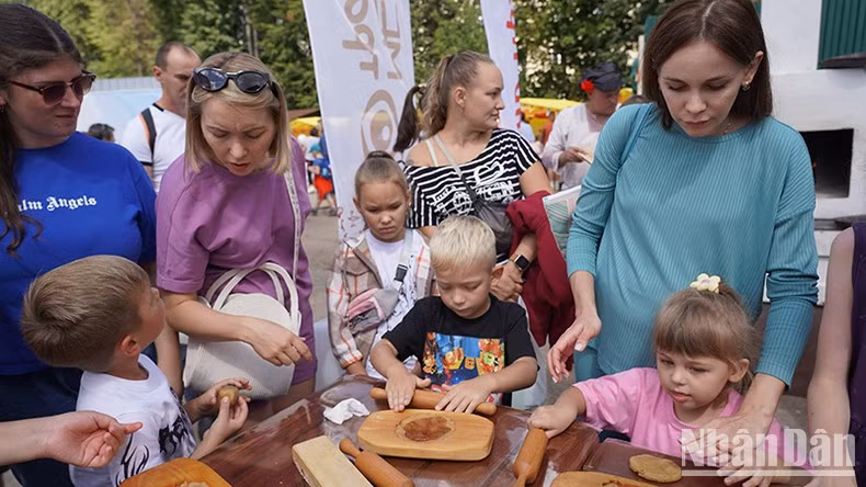 Numerosos padres llevan a sus niños al evento para que aprendan a elaborar el postre tradicional.